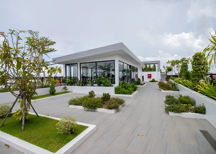 Sky Park Condotel & Hotel 4*